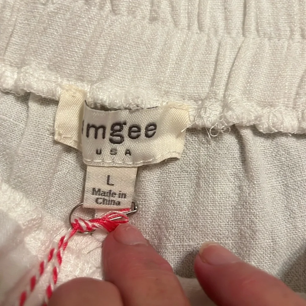 White cotton shorts by Umgee. Cute little hassle fringe and embroidered rosette - Picture 5 of 6